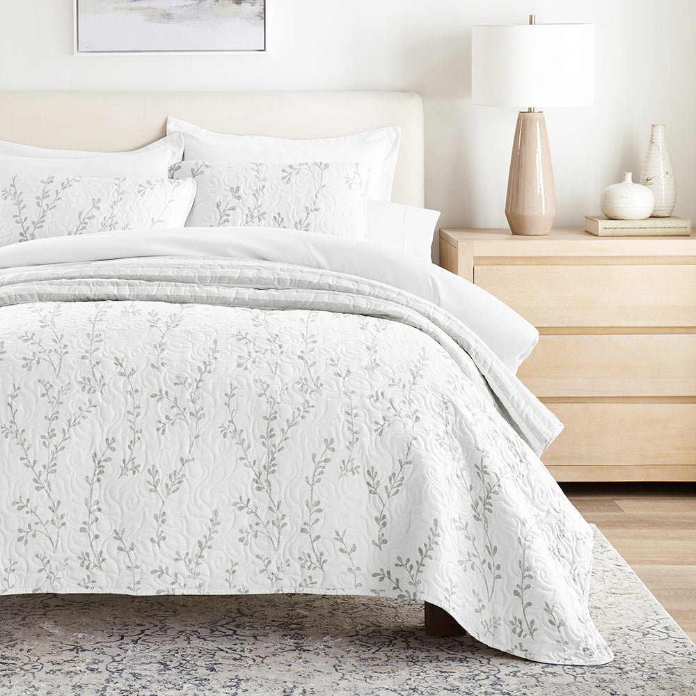 Tahari outlets White King Linen Cotton quilt !