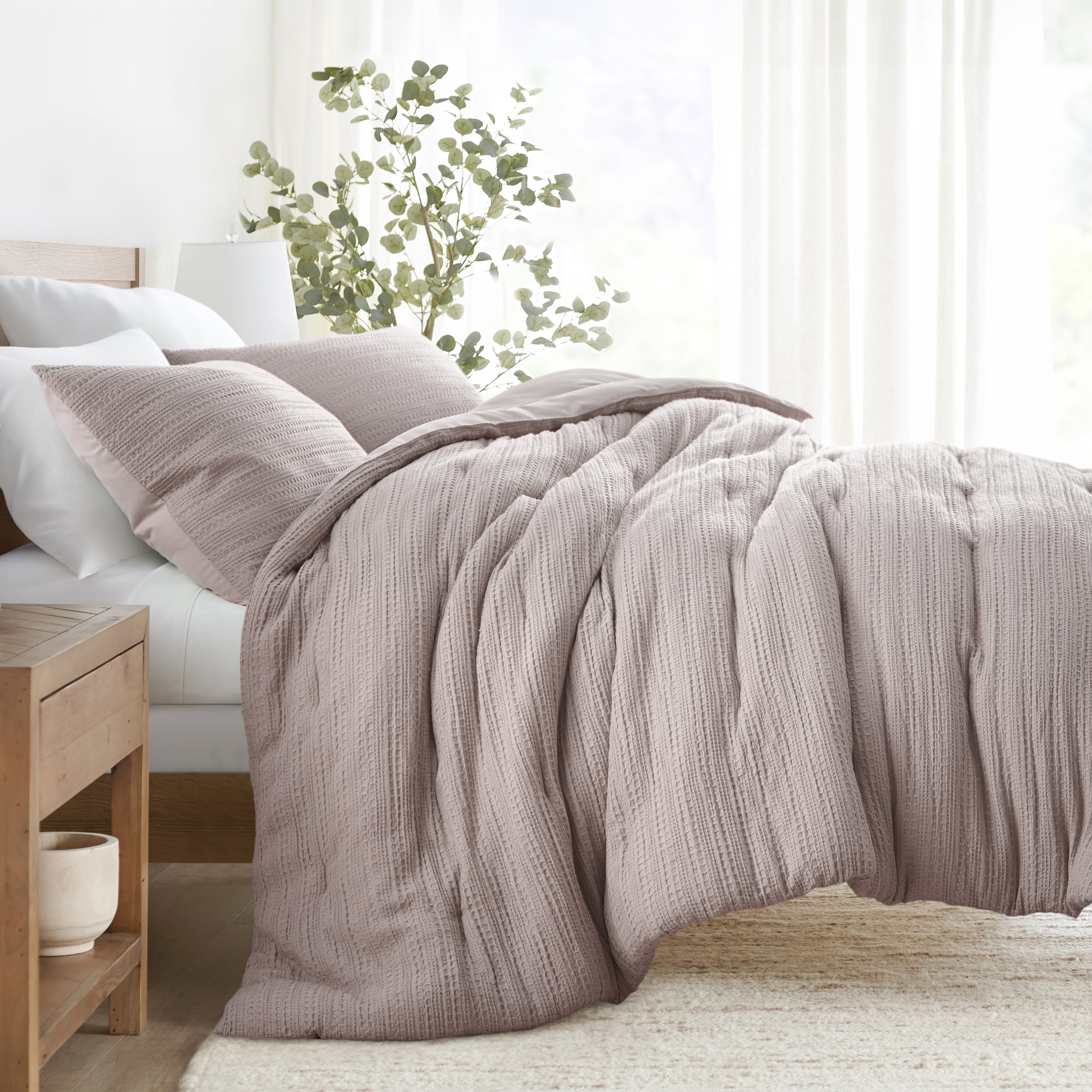 BNWT, KING, 2024 REVERSIBLE MAUVE COMFORTER SET